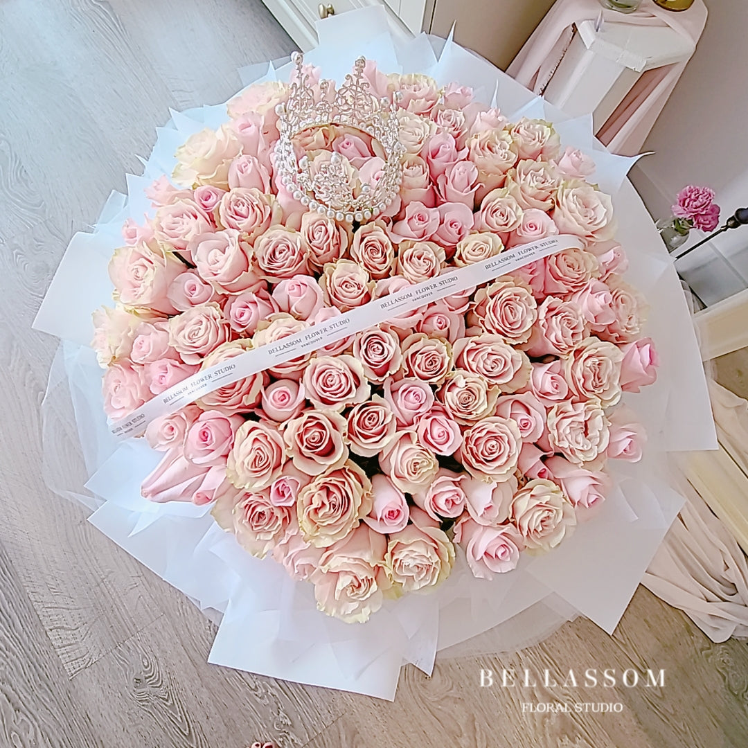A large-scale 100 pink rose royal gift set, perfect for luxury birthdays ,Valentine’s day and special occasions.