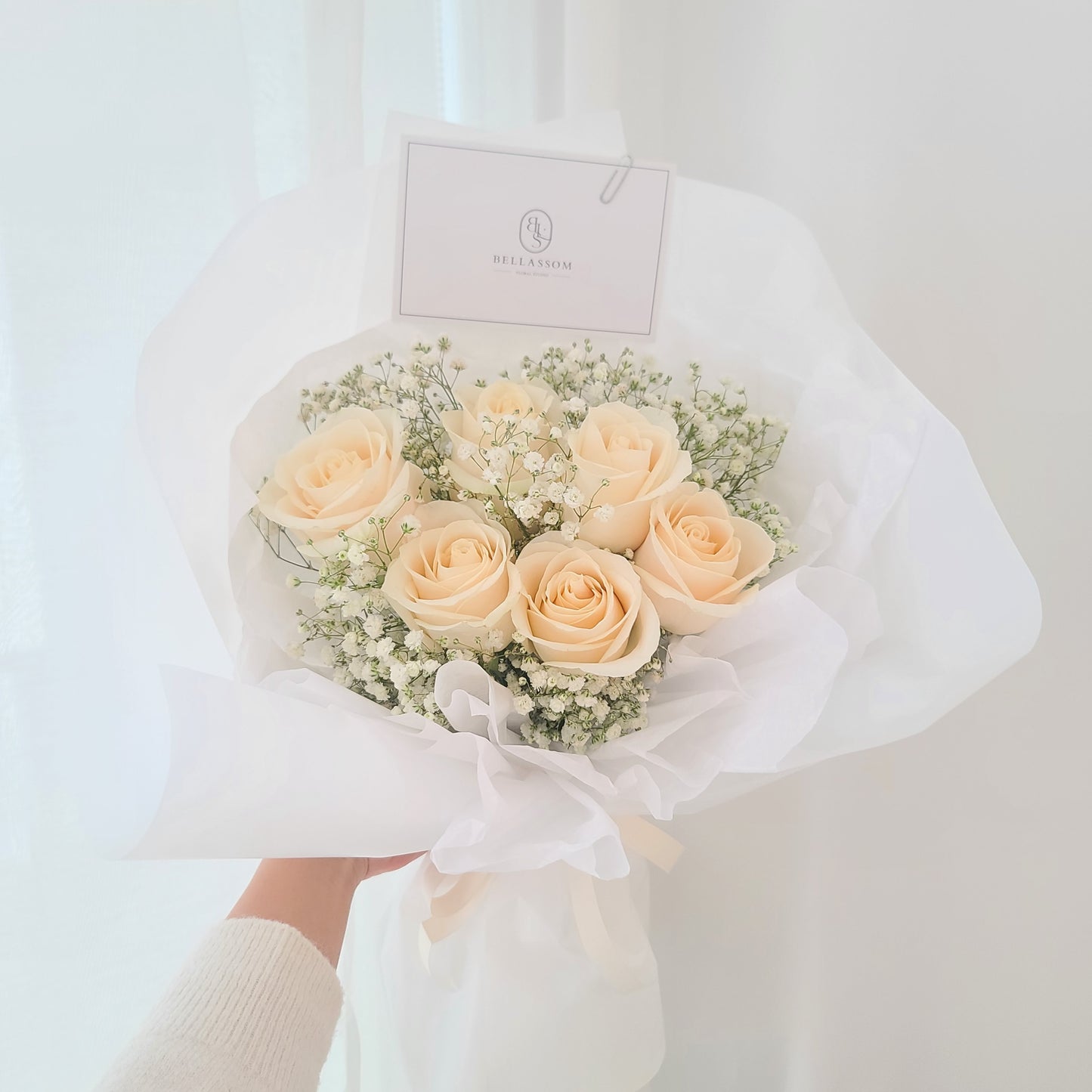	Elegant small rose bouquet featuring premium hand-selected roses for special gestures, Vancouver same day delivery  available
